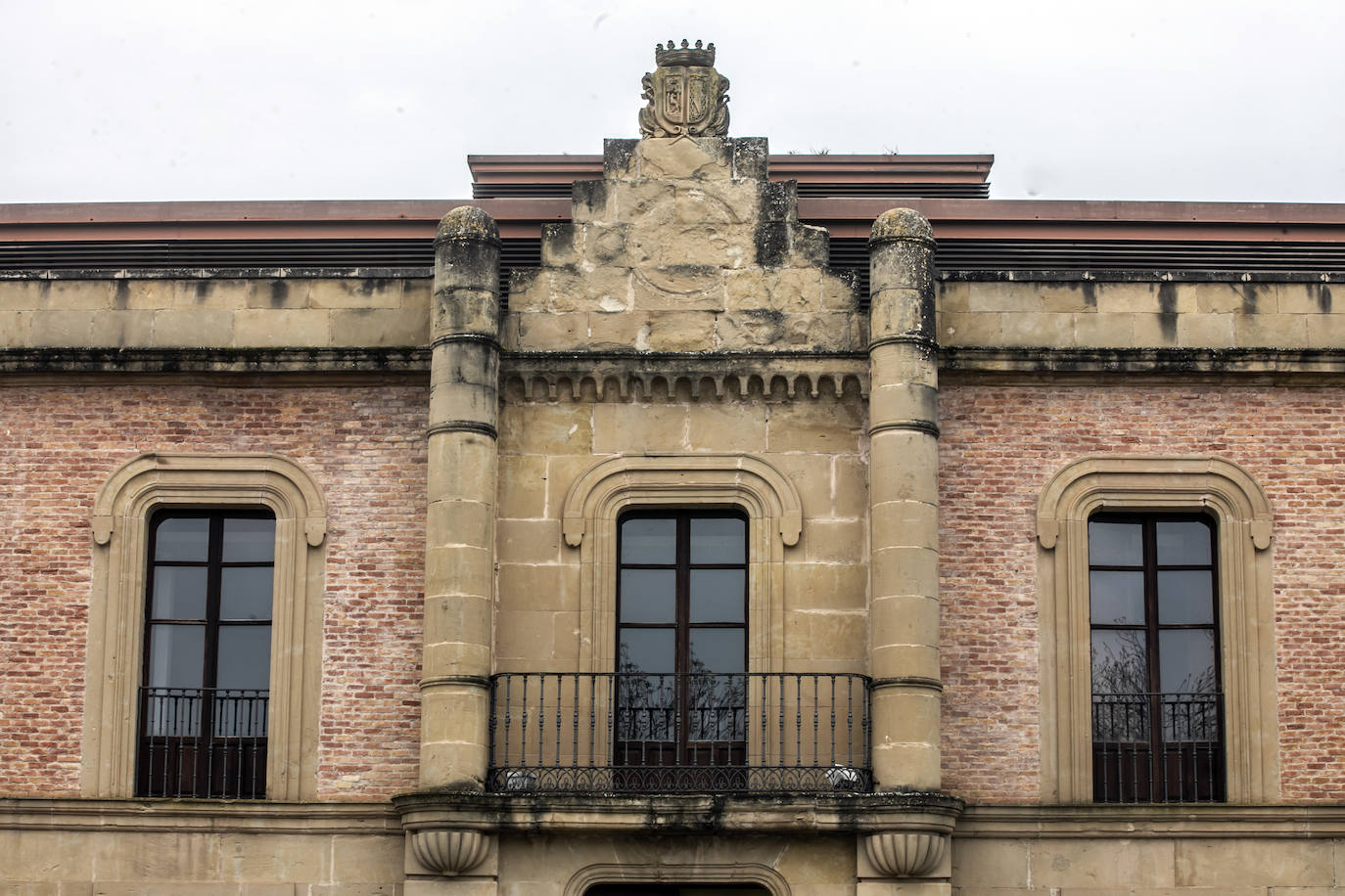 El palacio de los Manso de Zúñiga agonizaba convertido en almacenes y dependencias municipales hasta que, en el año 2003, el Ayuntamiento cedió su uso a la Fundación San Millán para que lo restaurara y lo convirtiera en residencia de estudiantes