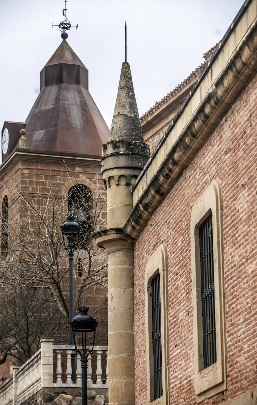 El palacio de los Manso de Zúñiga agonizaba convertido en almacenes y dependencias municipales hasta que, en el año 2003, el Ayuntamiento cedió su uso a la Fundación San Millán para que lo restaurara y lo convirtiera en residencia de estudiantes