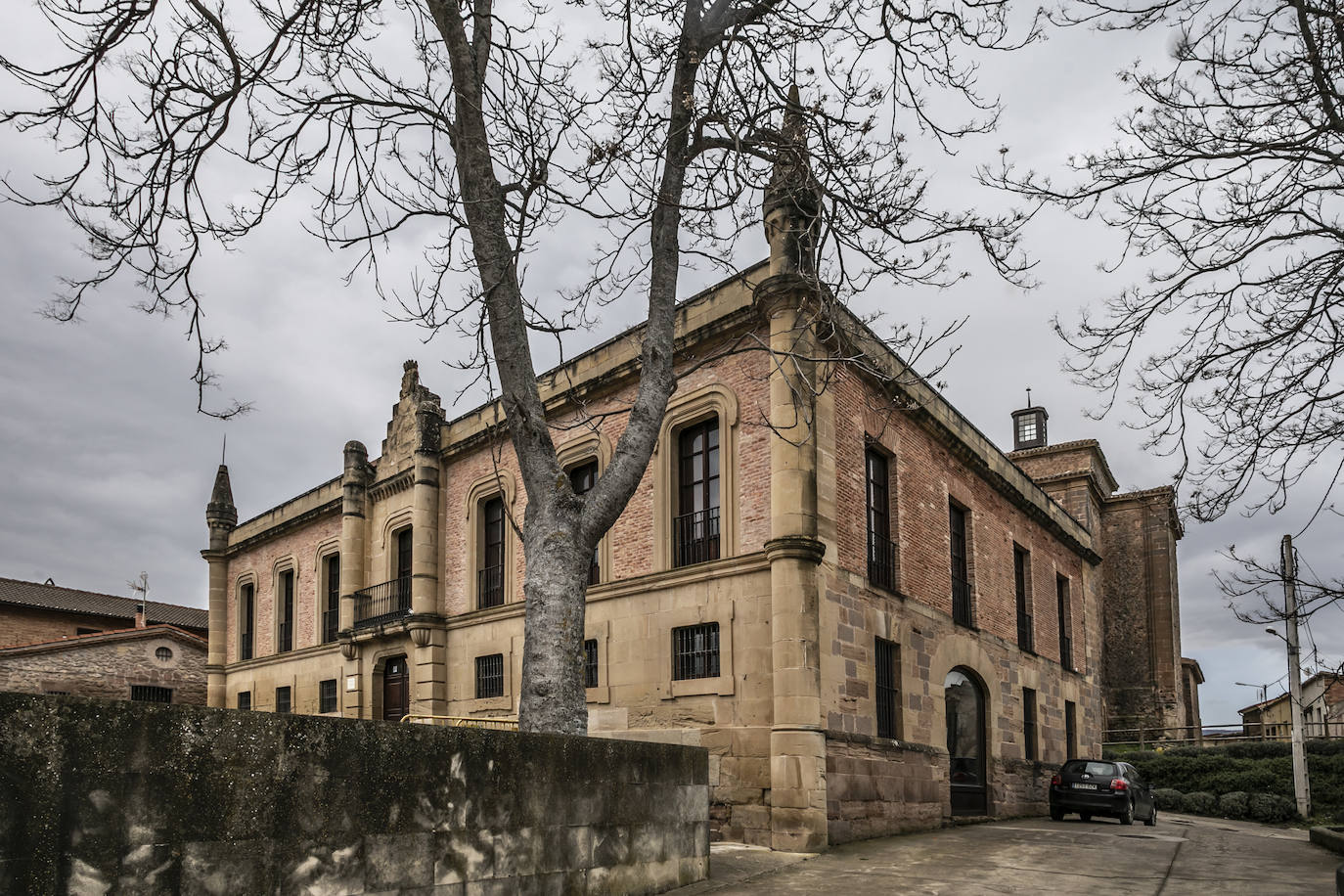 El palacio de los Manso de Zúñiga agonizaba convertido en almacenes y dependencias municipales hasta que, en el año 2003, el Ayuntamiento cedió su uso a la Fundación San Millán para que lo restaurara y lo convirtiera en residencia de estudiantes