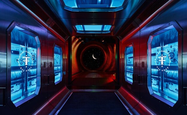 El visitante viaja en esta nave espacial, la OSS Hope, con increíbles vistas al espacio. 