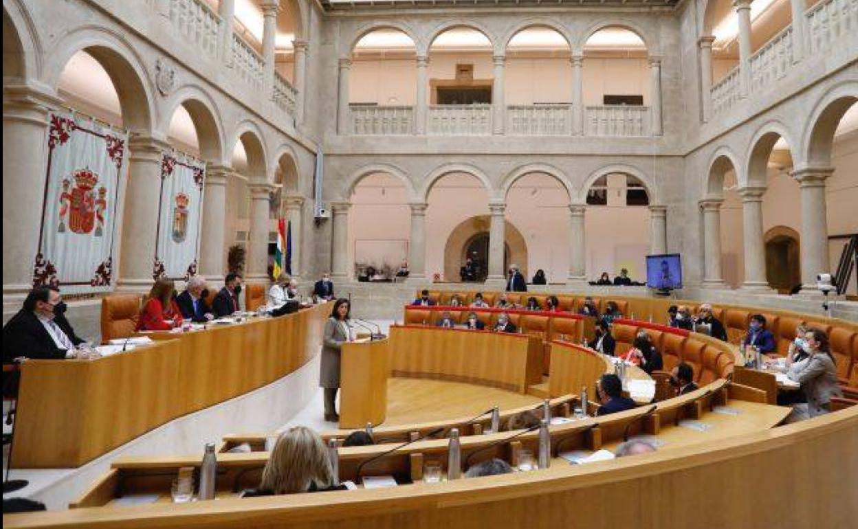 El Parlamento suspende la sesión para recibir a la reina