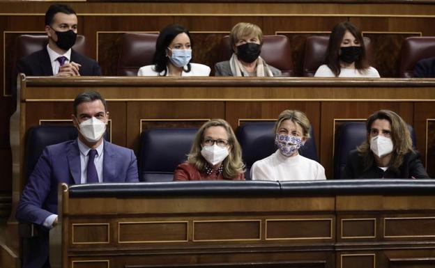 El presidente del Gobierno, Pedro Sánchez, junto al resto de miembros del Ejecutivo, en el Congreso 