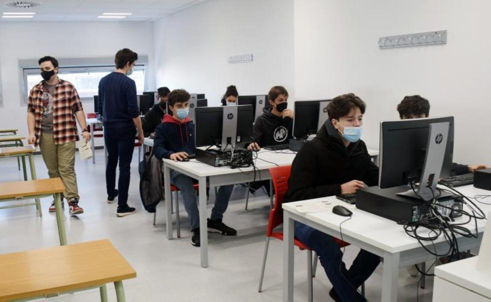 Alumnos en uno de los talleres organizados en el Complejo Científico Tecnológico. 