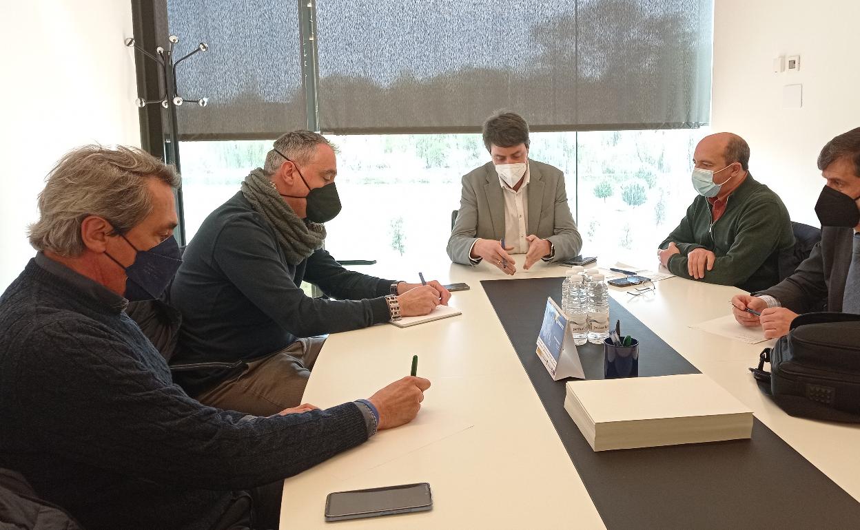 Reunión de los representantes de Atradis y Gobierno de La Rioja.