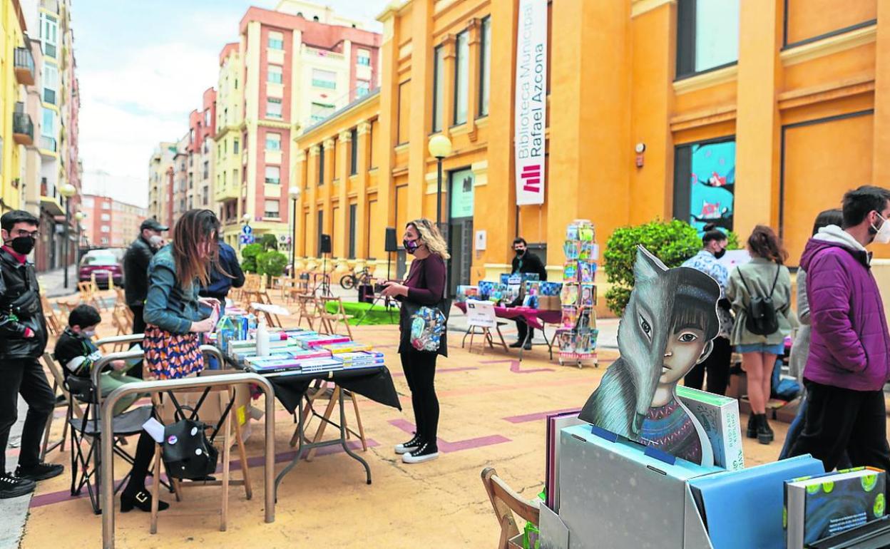 Mercadillo editorial junto a la Biblioteca Rafael Azcona, hace un año en la celebración del Día del Libro. 