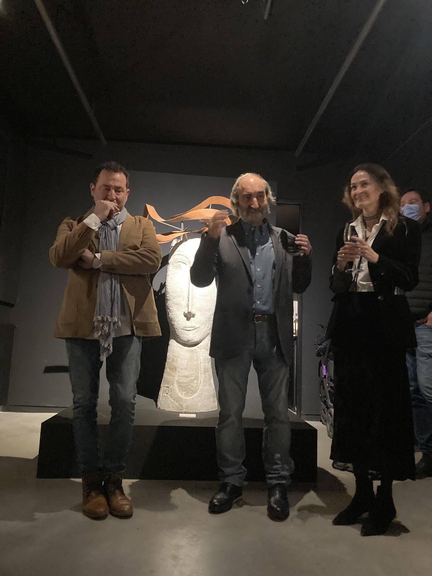 Toño Naharro, Enrique Martínez y la galerista Marian Rodríguez, en la inauguración. 