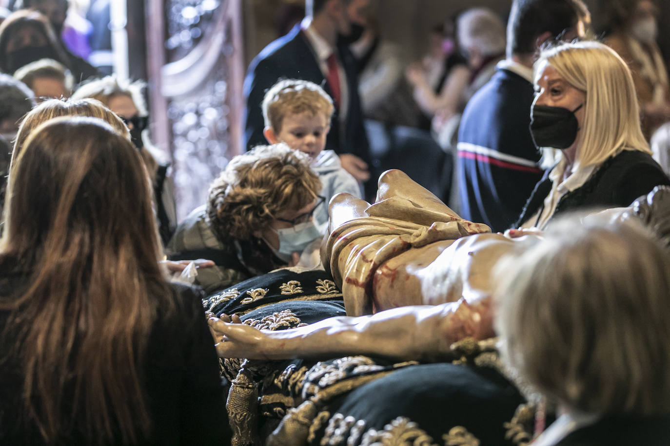 Fotos: Emoción en la limpieza del Cristo del Santo Sepulcro