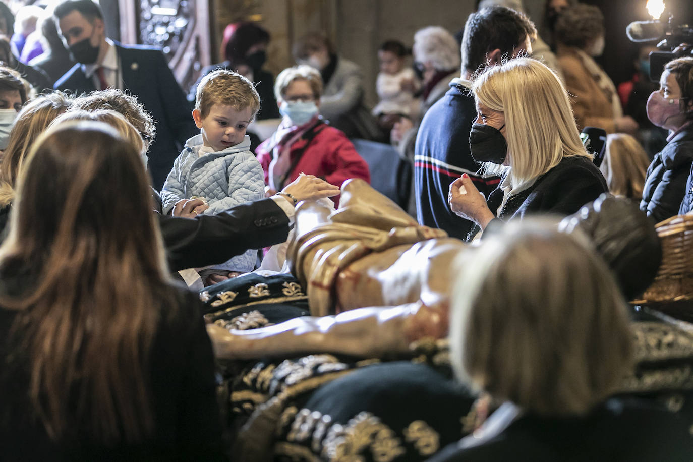 Fotos: Emoción en la limpieza del Cristo del Santo Sepulcro