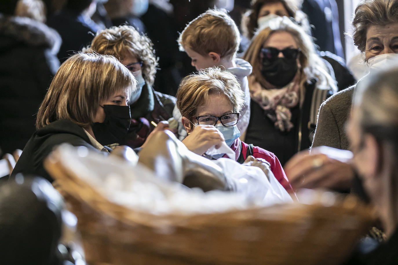 Fotos: Emoción en la limpieza del Cristo del Santo Sepulcro