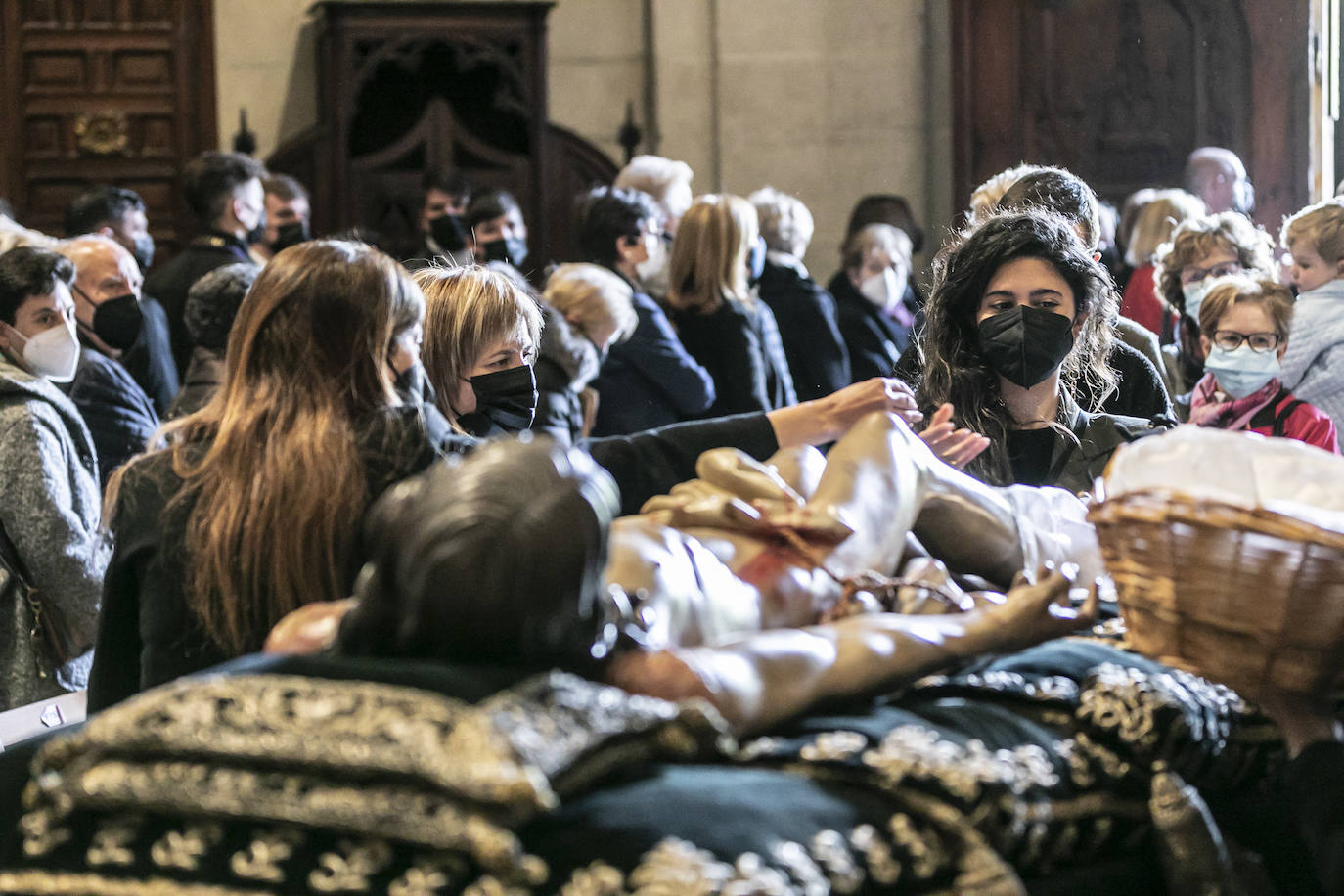 Fotos: Emoción en la limpieza del Cristo del Santo Sepulcro