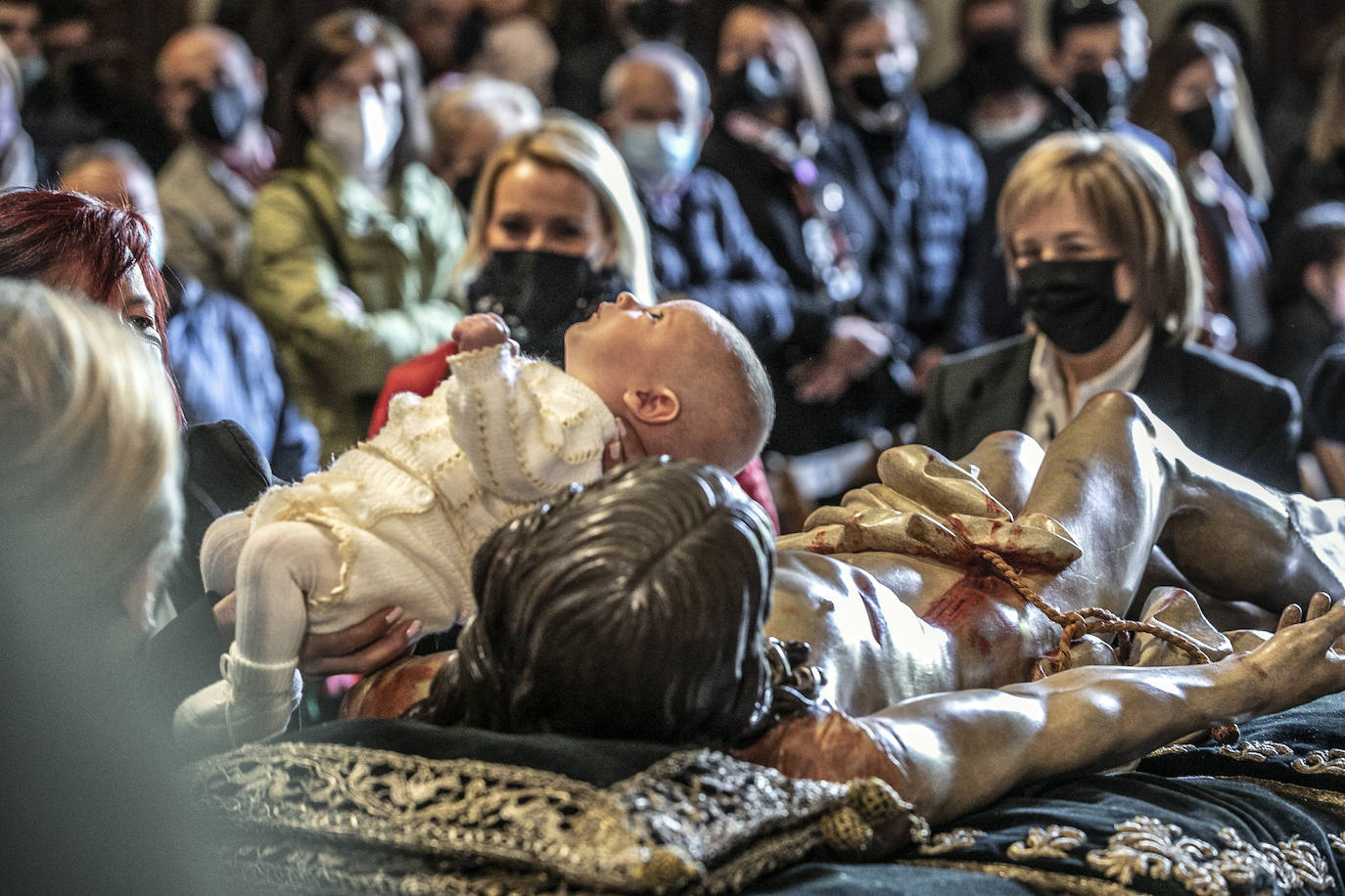 Fotos: Emoción en la limpieza del Cristo del Santo Sepulcro