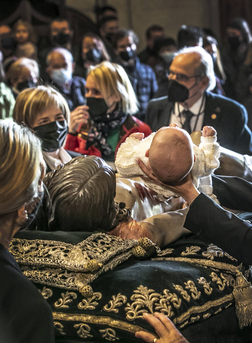 Fotos: Emoción en la limpieza del Cristo del Santo Sepulcro