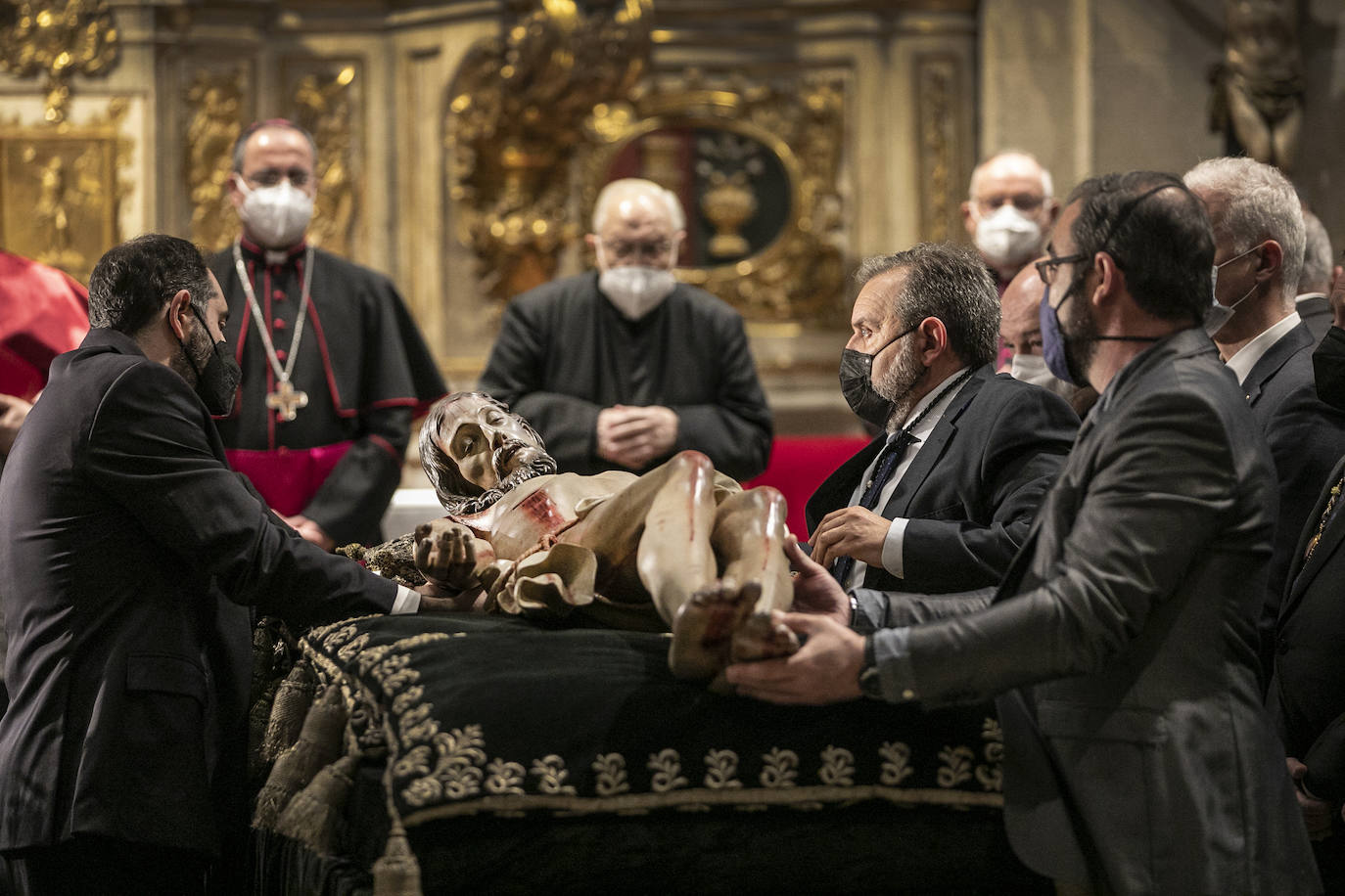 Fotos: Emoción en la limpieza del Cristo del Santo Sepulcro