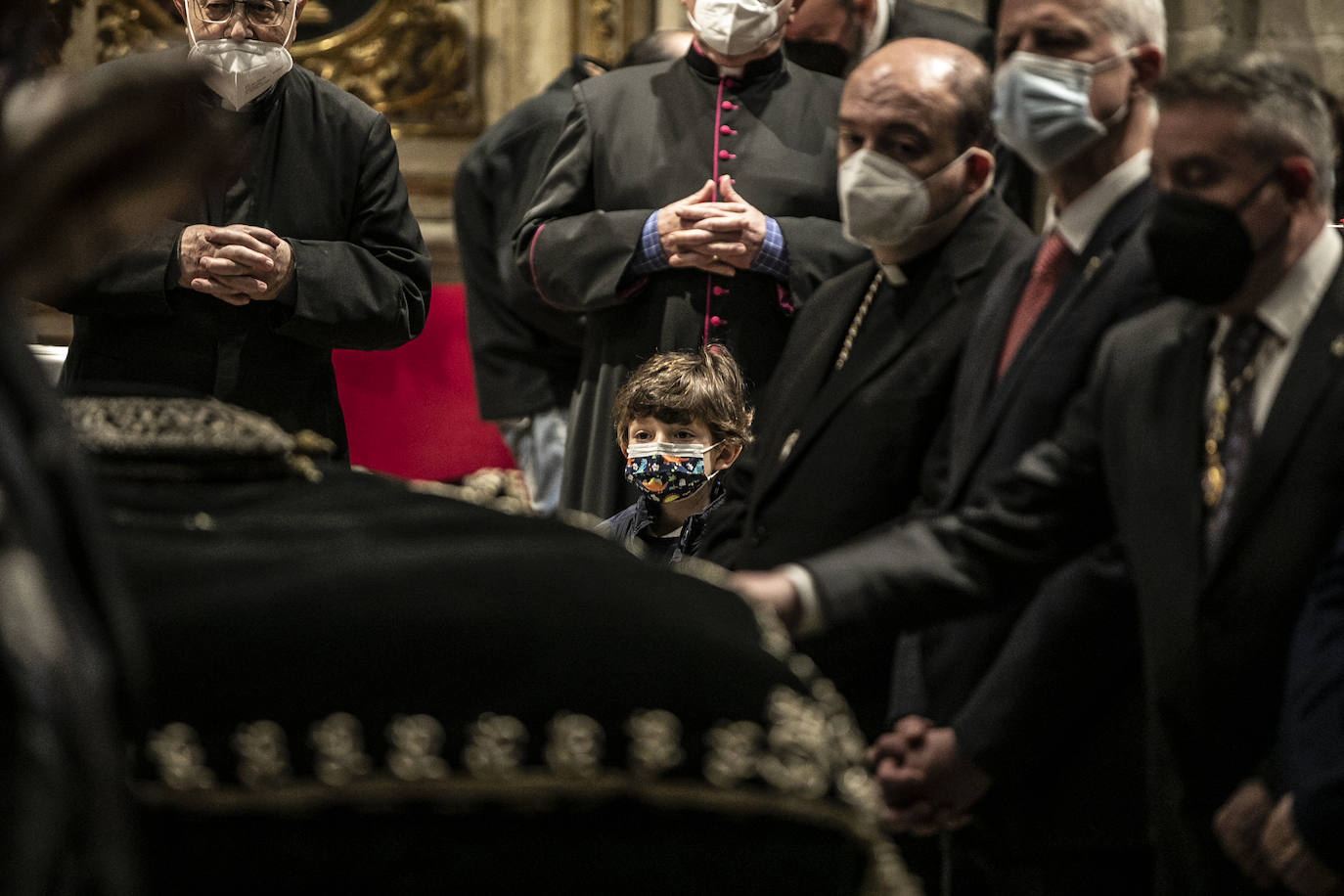 Fotos: Emoción en la limpieza del Cristo del Santo Sepulcro