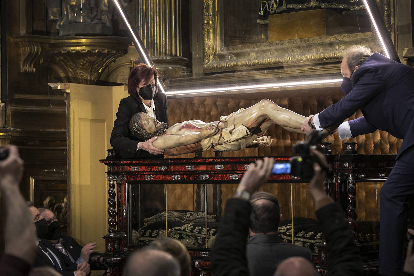 Fotos: Emoción en la limpieza del Cristo del Santo Sepulcro