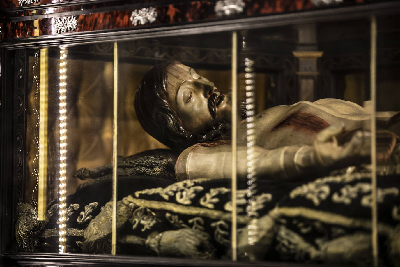 Fotos: Emoción en la limpieza del Cristo del Santo Sepulcro