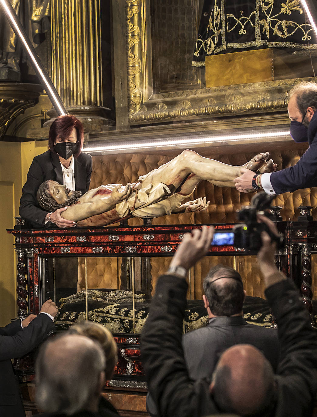 Fotos: Emoción en la limpieza del Cristo del Santo Sepulcro