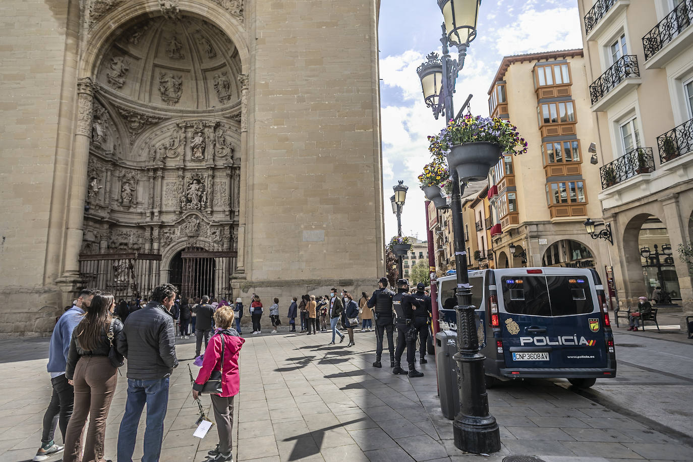 Fotos: Emoción en la limpieza del Cristo del Santo Sepulcro