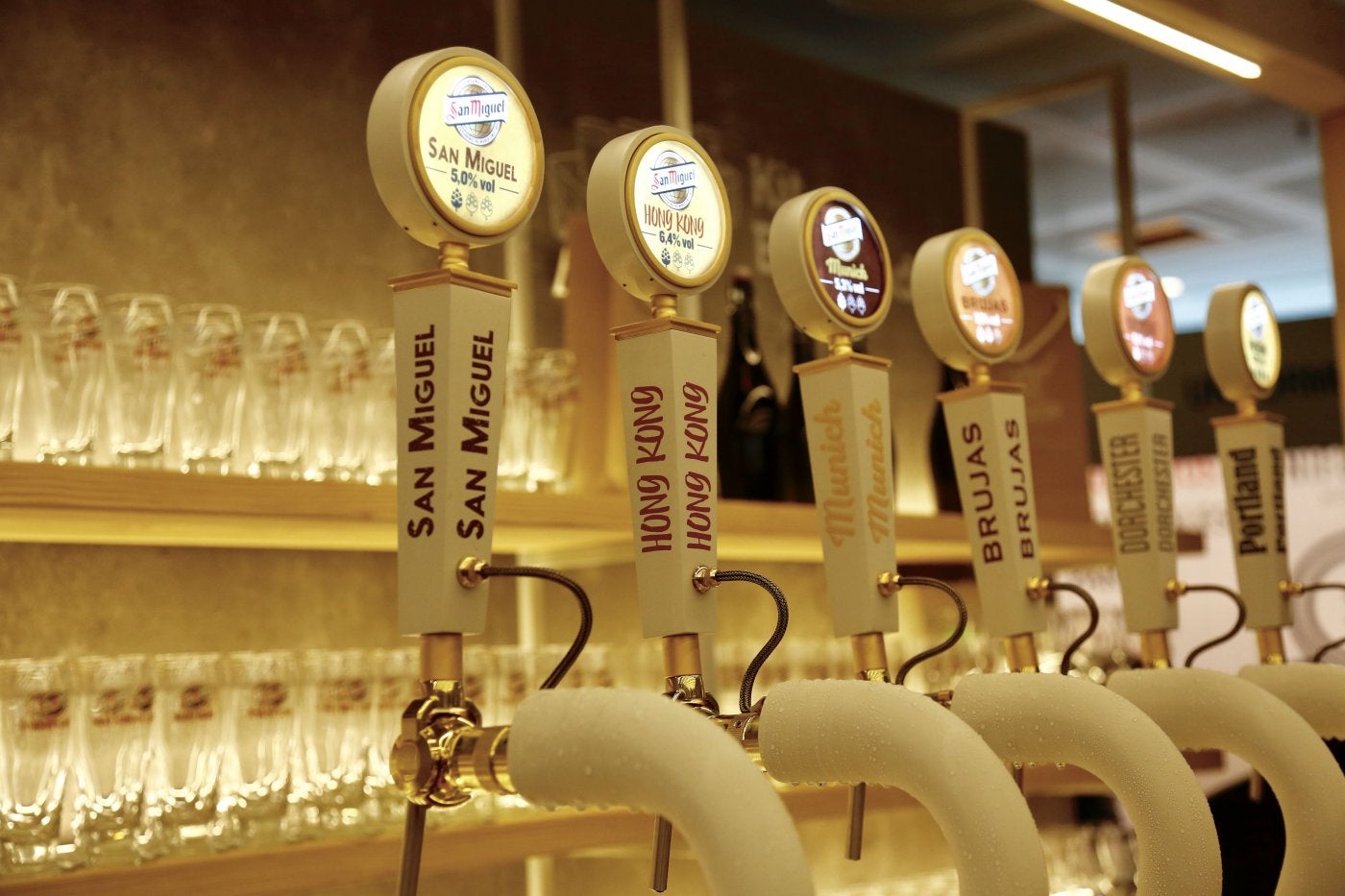 Diferentes 'grifos' de cerveza de barril en un local especializado. 