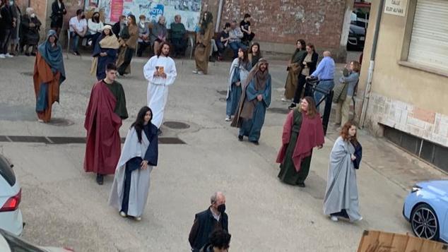 Pequeños y mayores comparten protagonismo en la procesión de Cervera.