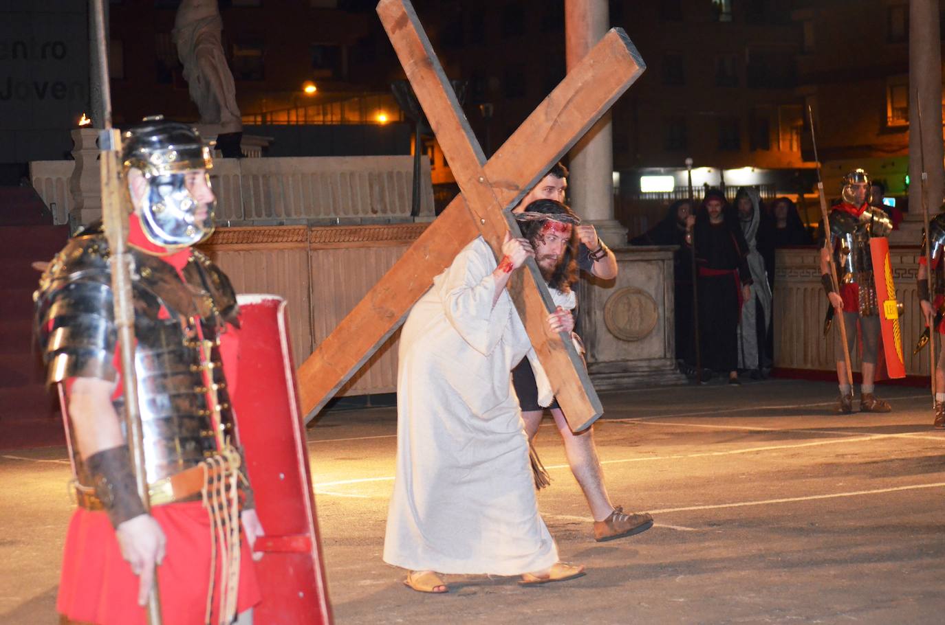 Paso Viviente puso en escena la noche del Jueves Santo la muerte y resurrección de Jesucristo ante miles de personas. 