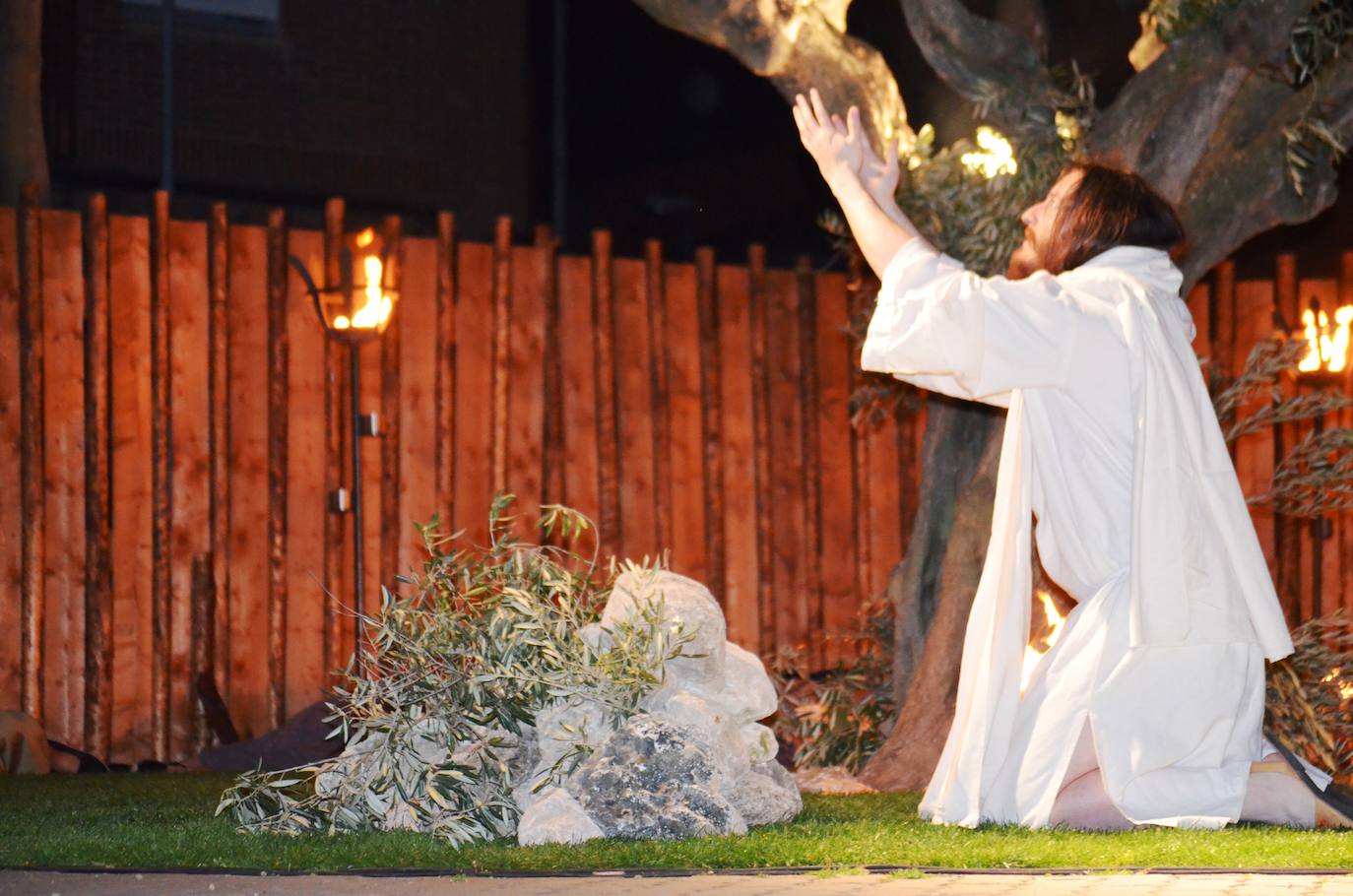 Paso Viviente puso en escena la noche del Jueves Santo la muerte y resurrección de Jesucristo ante miles de personas. 