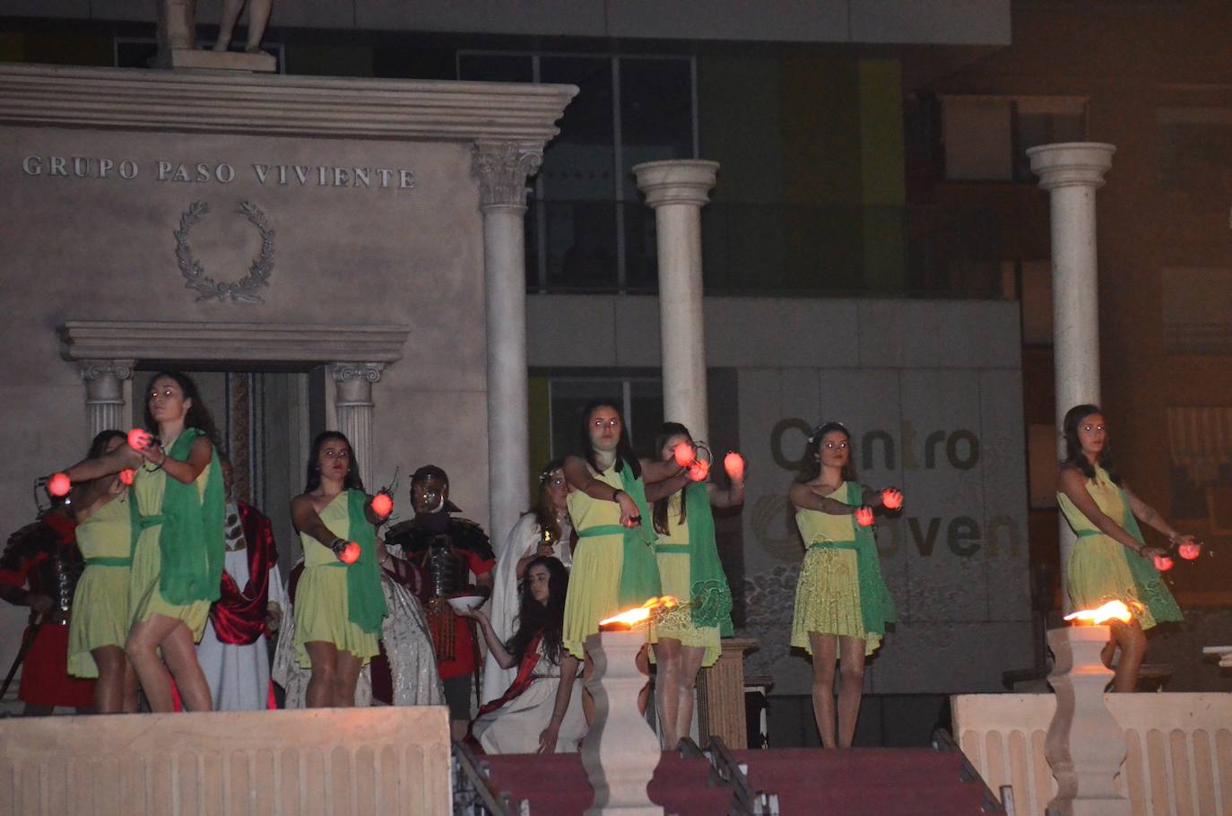 Paso Viviente puso en escena la noche del Jueves Santo la muerte y resurrección de Jesucristo ante miles de personas. 