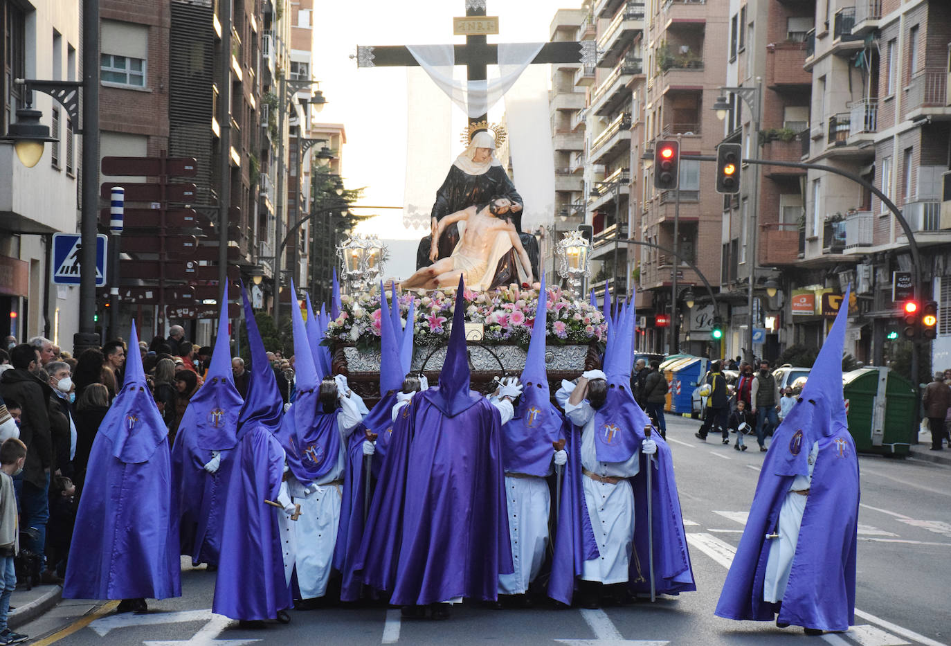 Fotos: Vía Crucis de la Cofradía de Nuestra Señora de la Piedad