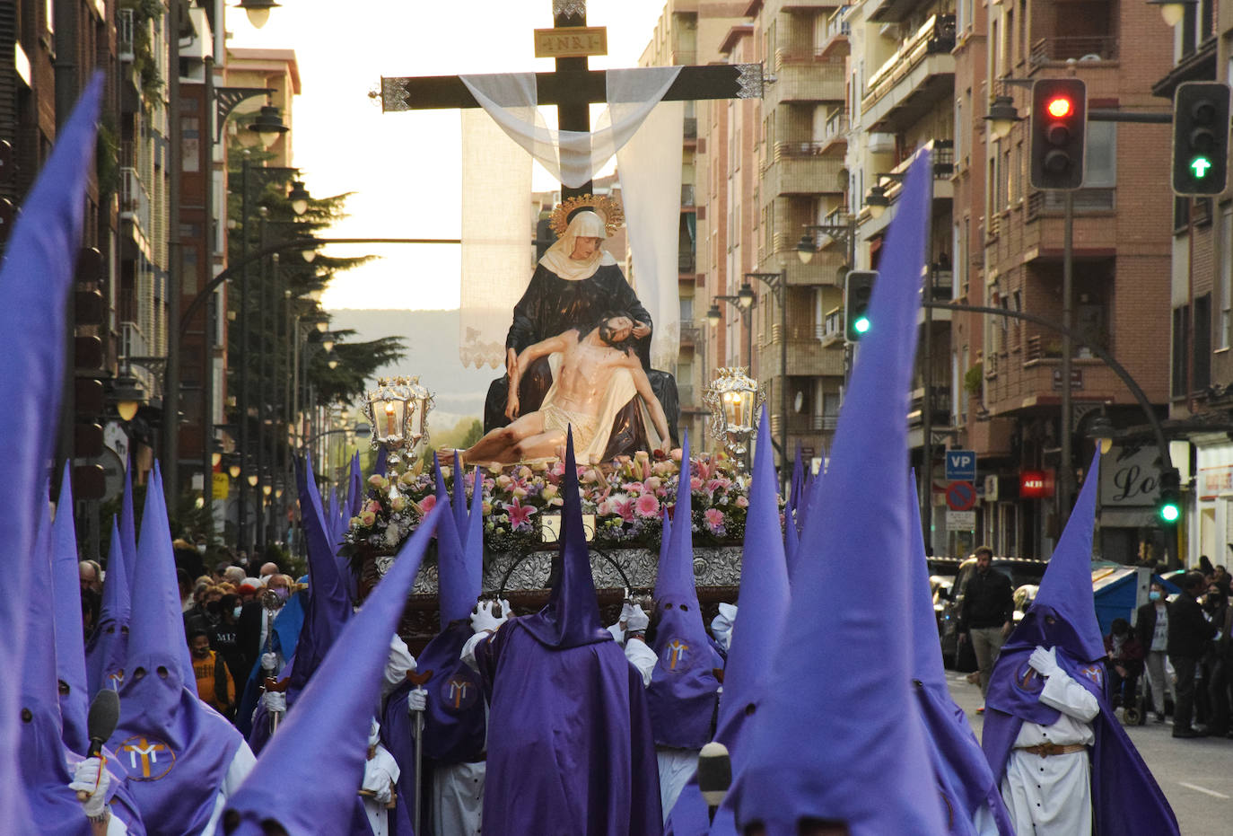 Fotos: Vía Crucis de la Cofradía de Nuestra Señora de la Piedad