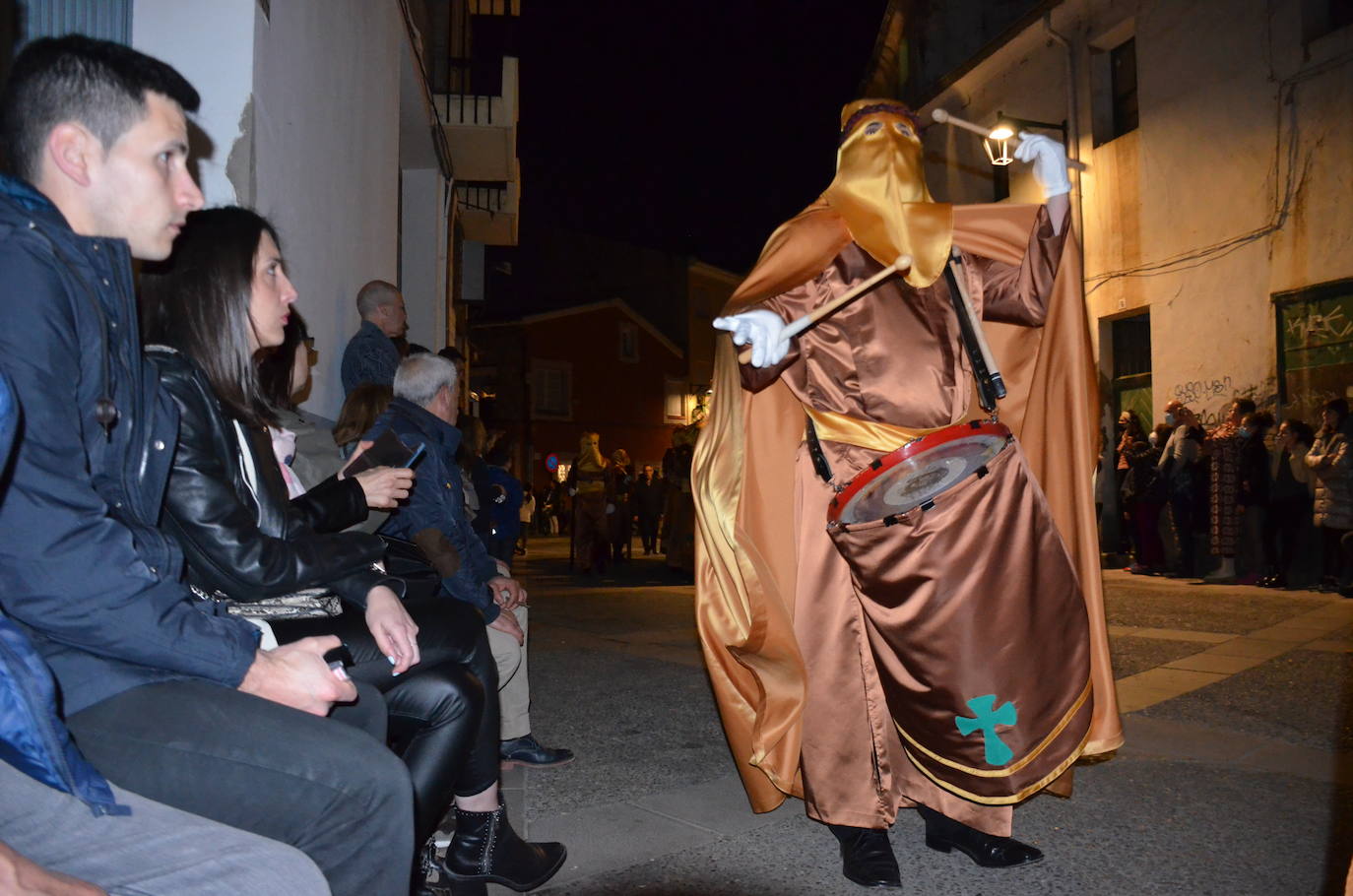 La procesión de la noche de Viernes Santo, con 16 pasos y más de 2.000 personas, llevó a las calles del casco antiguo el patrimonio más preciado y venerado de la Semana Santa calagurritana. 