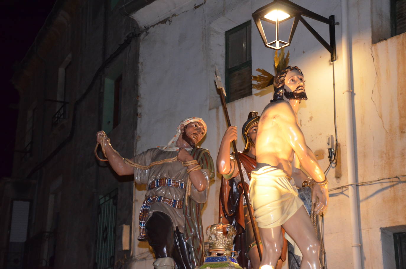 La procesión de la noche de Viernes Santo, con 16 pasos y más de 2.000 personas, llevó a las calles del casco antiguo el patrimonio más preciado y venerado de la Semana Santa calagurritana. 