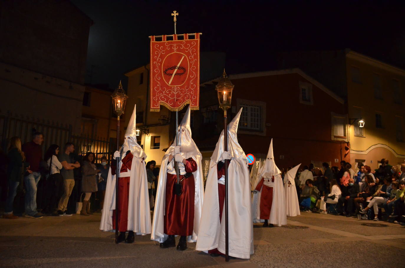 La procesión de la noche de Viernes Santo, con 16 pasos y más de 2.000 personas, llevó a las calles del casco antiguo el patrimonio más preciado y venerado de la Semana Santa calagurritana. 