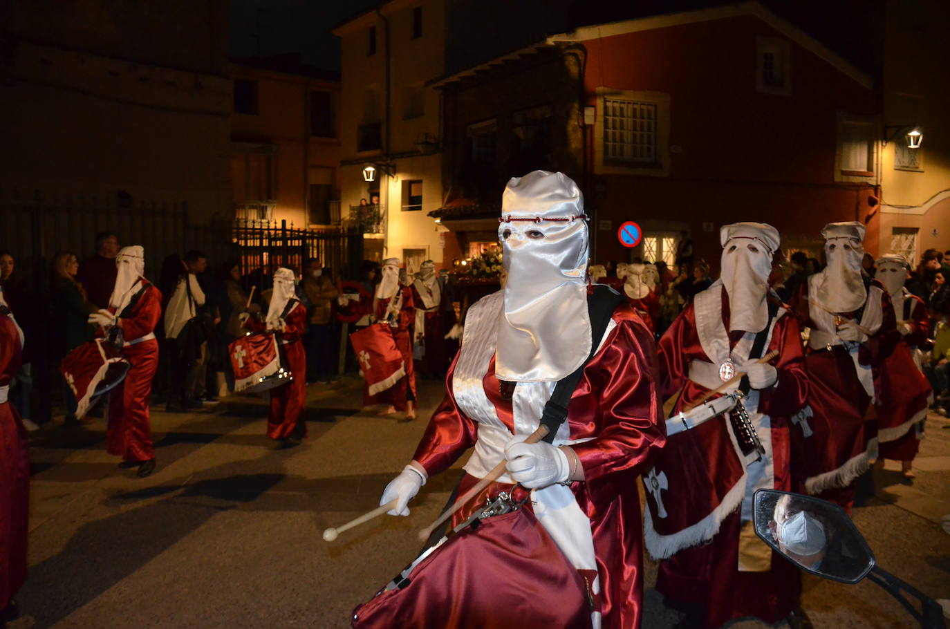 La procesión de la noche de Viernes Santo, con 16 pasos y más de 2.000 personas, llevó a las calles del casco antiguo el patrimonio más preciado y venerado de la Semana Santa calagurritana. 