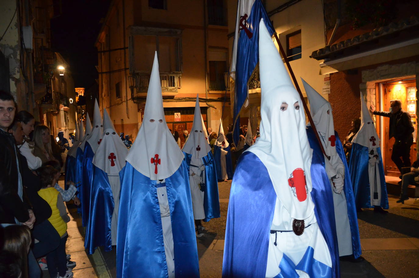 La procesión de la noche de Viernes Santo, con 16 pasos y más de 2.000 personas, llevó a las calles del casco antiguo el patrimonio más preciado y venerado de la Semana Santa calagurritana. 