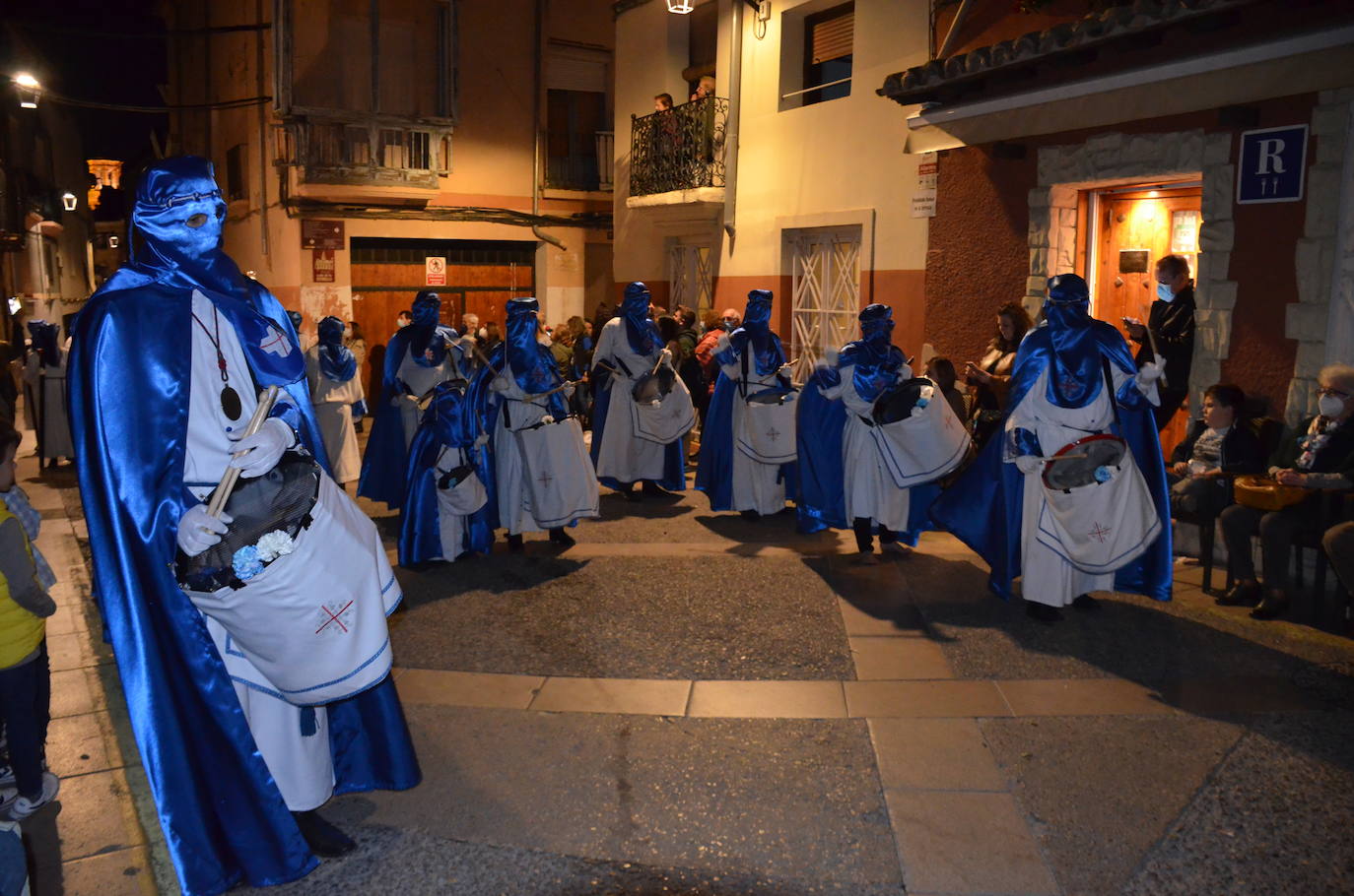 La procesión de la noche de Viernes Santo, con 16 pasos y más de 2.000 personas, llevó a las calles del casco antiguo el patrimonio más preciado y venerado de la Semana Santa calagurritana. 