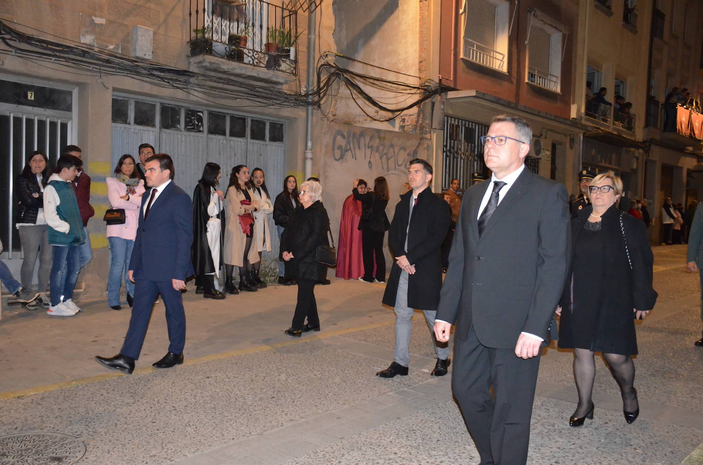 La procesión de la noche de Viernes Santo, con 16 pasos y más de 2.000 personas, llevó a las calles del casco antiguo el patrimonio más preciado y venerado de la Semana Santa calagurritana. 