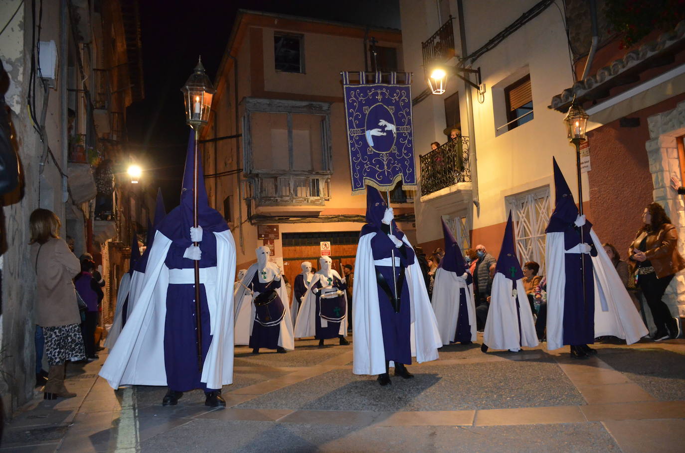 La procesión de la noche de Viernes Santo, con 16 pasos y más de 2.000 personas, llevó a las calles del casco antiguo el patrimonio más preciado y venerado de la Semana Santa calagurritana. 