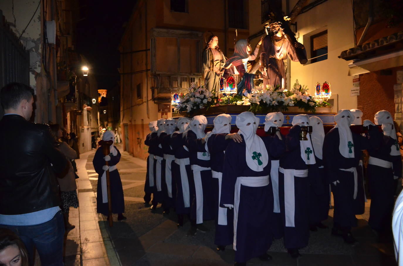 La procesión de la noche de Viernes Santo, con 16 pasos y más de 2.000 personas, llevó a las calles del casco antiguo el patrimonio más preciado y venerado de la Semana Santa calagurritana. 