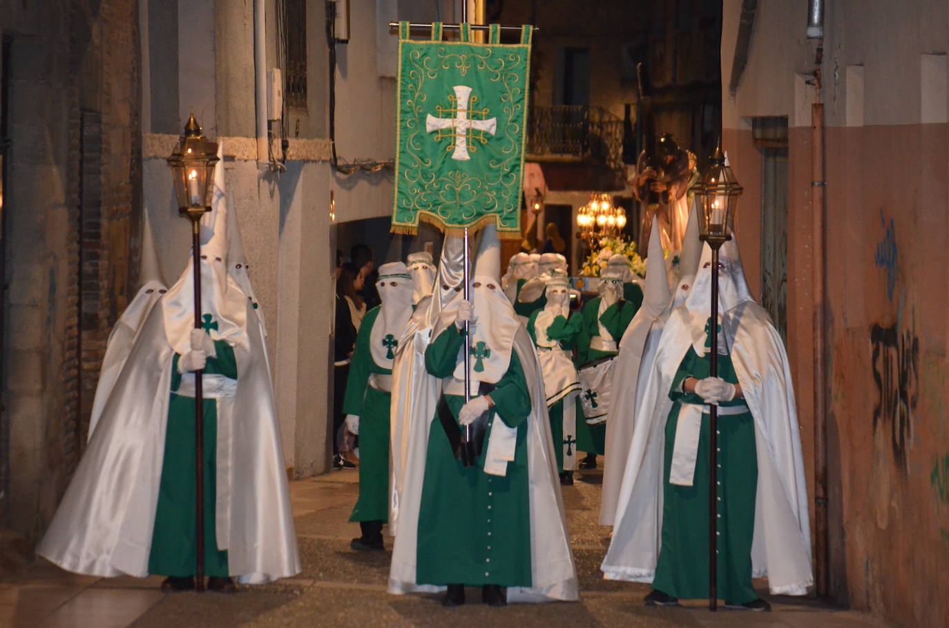 La procesión de la noche de Viernes Santo, con 16 pasos y más de 2.000 personas, llevó a las calles del casco antiguo el patrimonio más preciado y venerado de la Semana Santa calagurritana. 