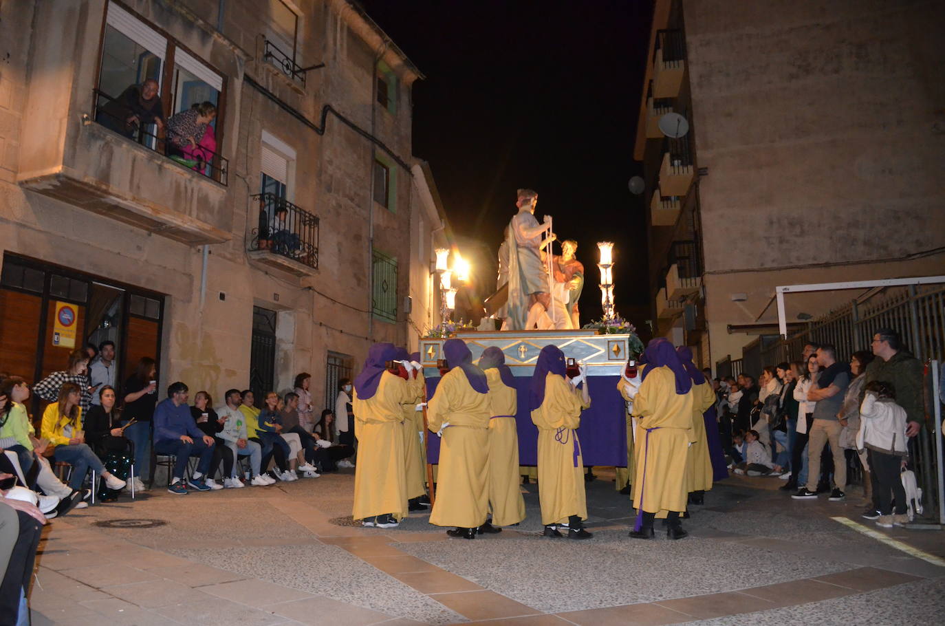 La procesión de la noche de Viernes Santo, con 16 pasos y más de 2.000 personas, llevó a las calles del casco antiguo el patrimonio más preciado y venerado de la Semana Santa calagurritana. 