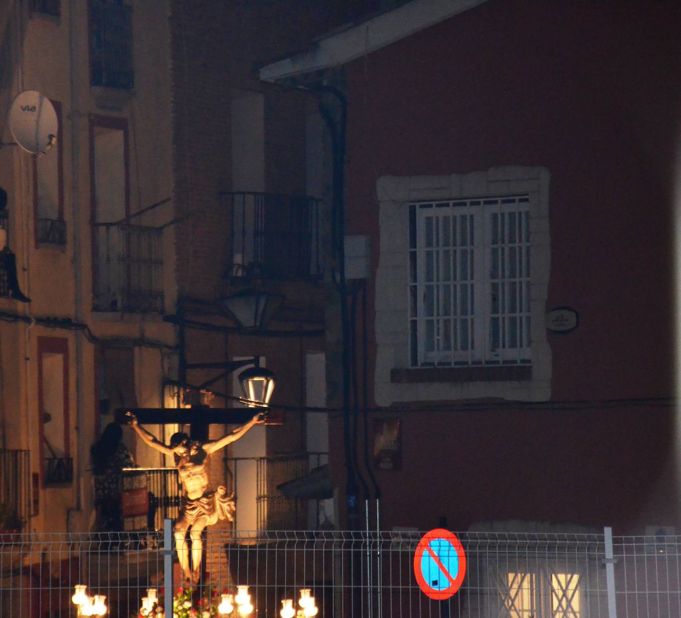 La procesión de la noche de Viernes Santo, con 16 pasos y más de 2.000 personas, llevó a las calles del casco antiguo el patrimonio más preciado y venerado de la Semana Santa calagurritana. 