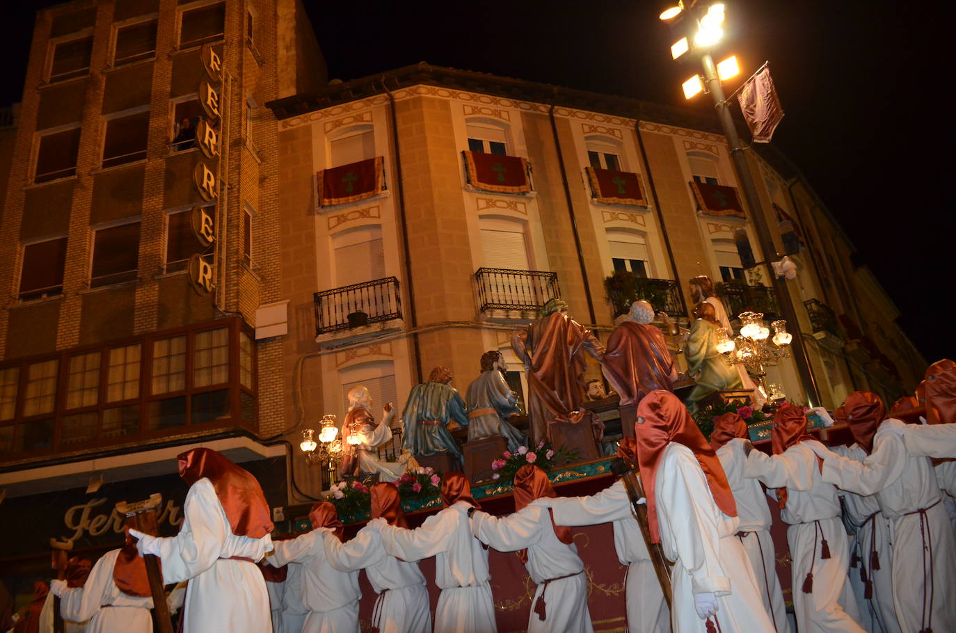 La procesión de la noche de Viernes Santo, con 16 pasos y más de 2.000 personas, llevó a las calles del casco antiguo el patrimonio más preciado y venerado de la Semana Santa calagurritana. 