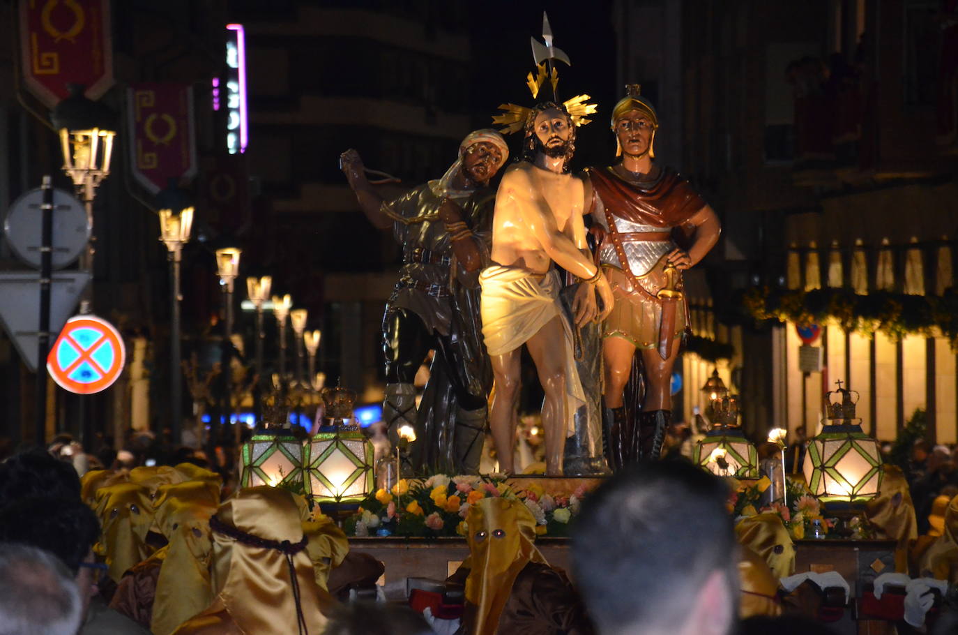 La procesión de la noche de Viernes Santo, con 16 pasos y más de 2.000 personas, llevó a las calles del casco antiguo el patrimonio más preciado y venerado de la Semana Santa calagurritana. 