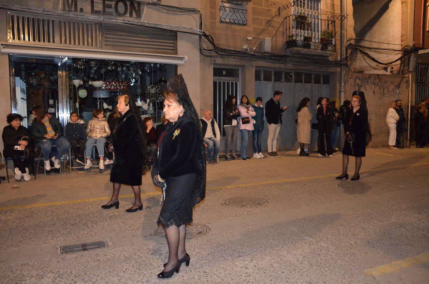 La procesión de la noche de Viernes Santo, con 16 pasos y más de 2.000 personas, llevó a las calles del casco antiguo el patrimonio más preciado y venerado de la Semana Santa calagurritana. 