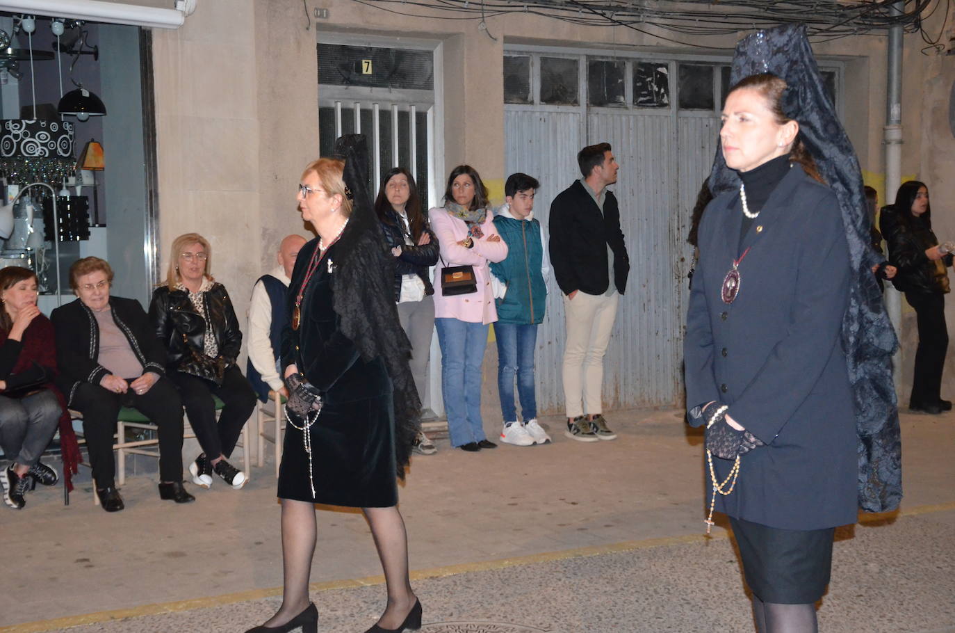 La procesión de la noche de Viernes Santo, con 16 pasos y más de 2.000 personas, llevó a las calles del casco antiguo el patrimonio más preciado y venerado de la Semana Santa calagurritana. 