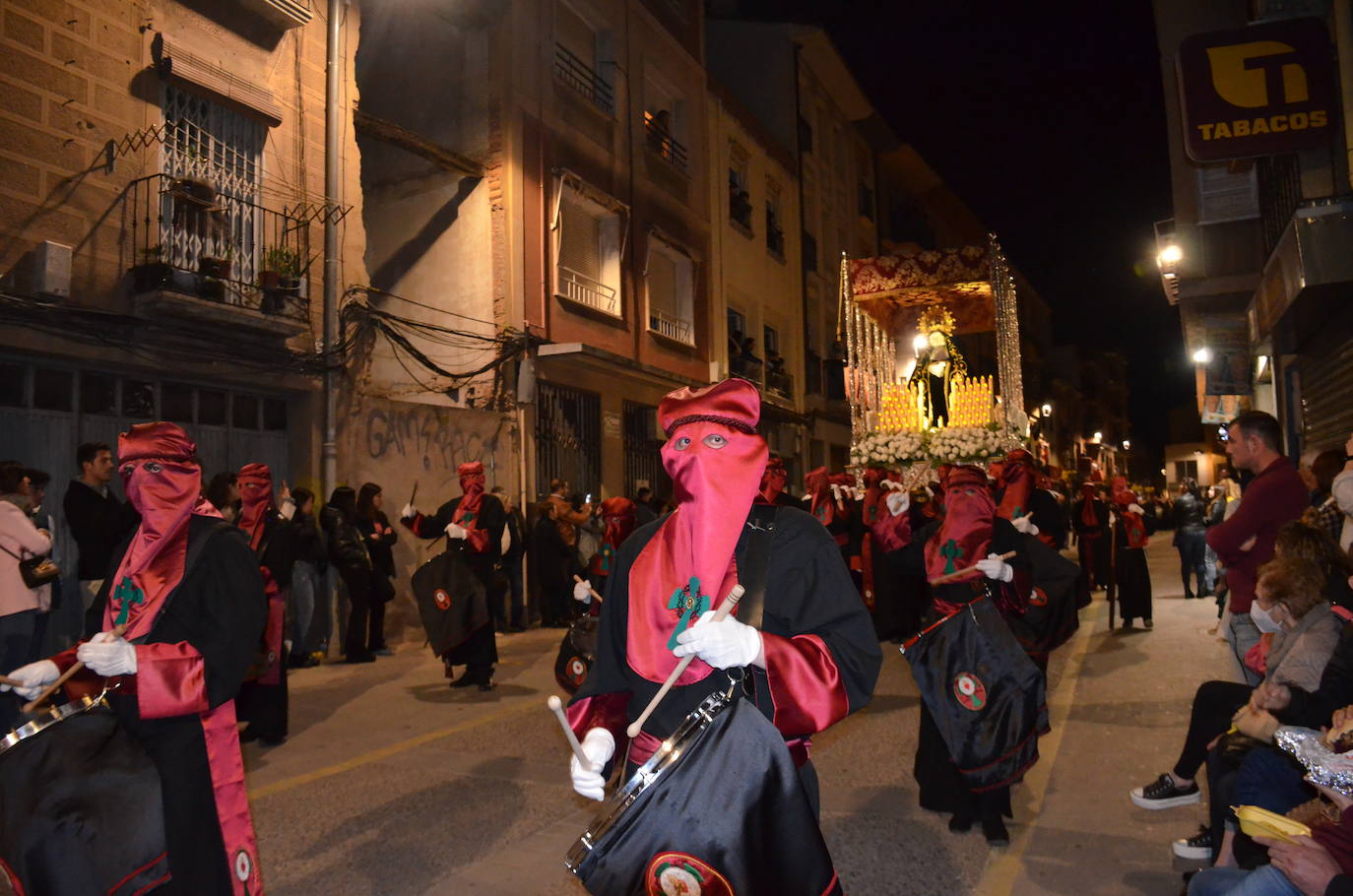 La procesión de la noche de Viernes Santo, con 16 pasos y más de 2.000 personas, llevó a las calles del casco antiguo el patrimonio más preciado y venerado de la Semana Santa calagurritana. 