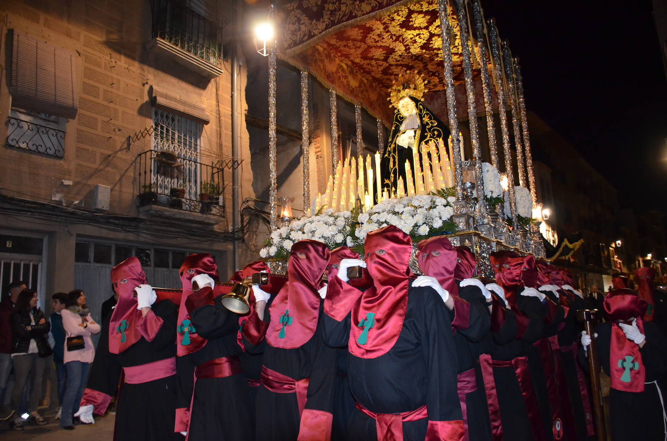 La procesión de la noche de Viernes Santo, con 16 pasos y más de 2.000 personas, llevó a las calles del casco antiguo el patrimonio más preciado y venerado de la Semana Santa calagurritana. 