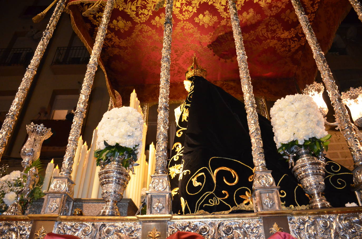 La procesión de la noche de Viernes Santo, con 16 pasos y más de 2.000 personas, llevó a las calles del casco antiguo el patrimonio más preciado y venerado de la Semana Santa calagurritana. 