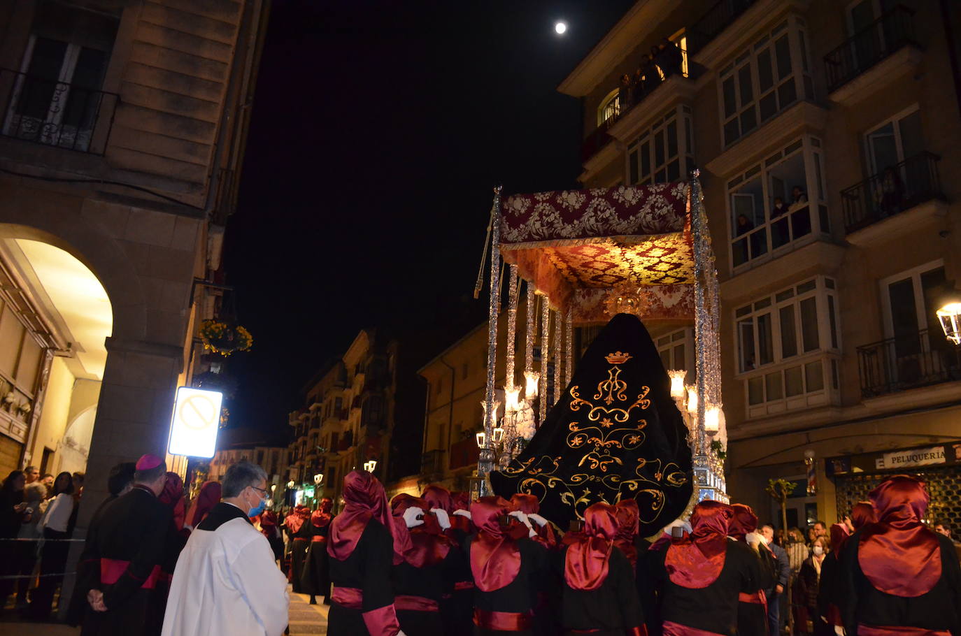 La procesión de la noche de Viernes Santo, con 16 pasos y más de 2.000 personas, llevó a las calles del casco antiguo el patrimonio más preciado y venerado de la Semana Santa calagurritana. 