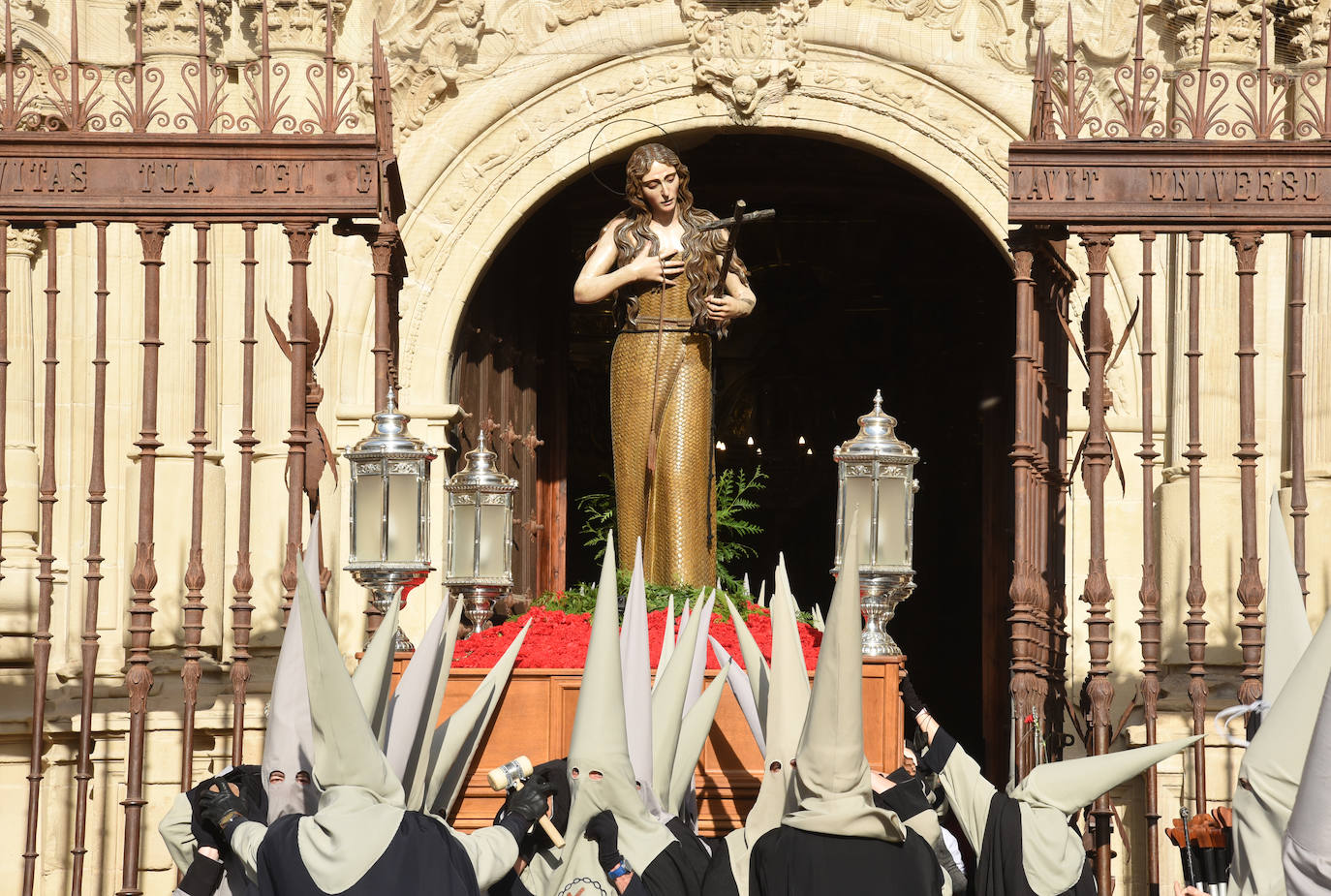 Once pasos recorrieron las calles del Casco Antiguo de Logroño, donde se congregó numeroso público con ganas de recuperar la tradición.